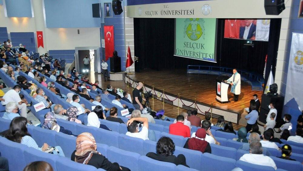 Selçuk Üniversitesi'nde mezuniyet sevinci