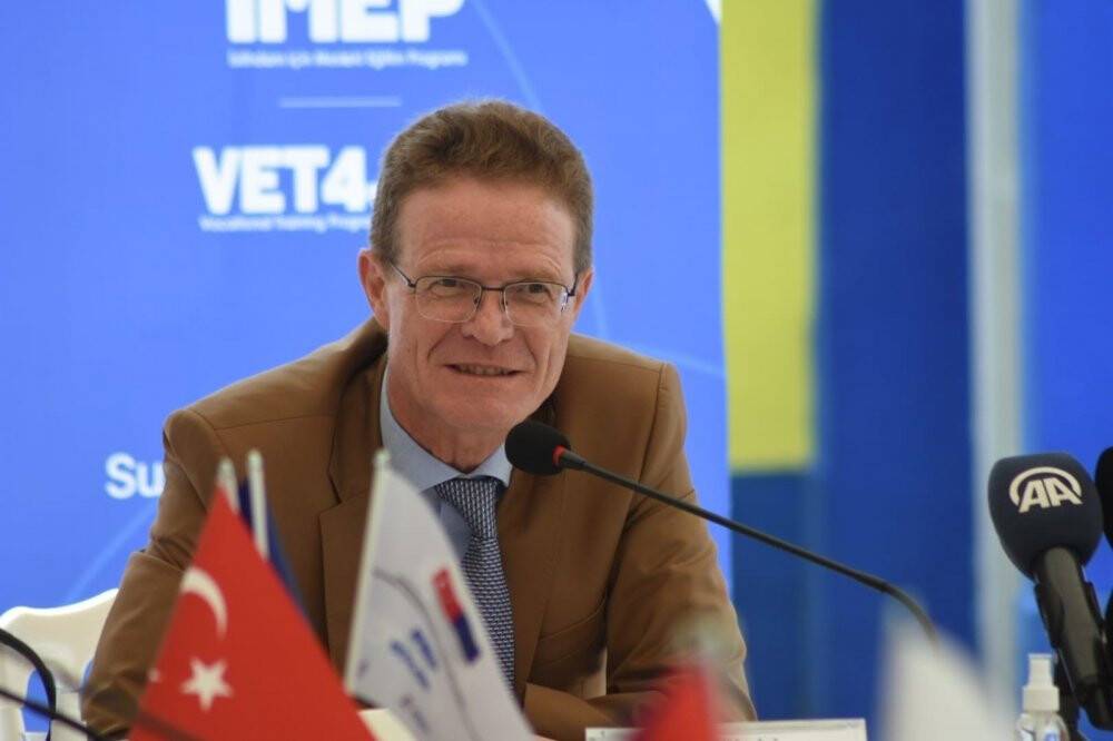 AB Büyükelçisi Nikolaus: Türk ve Suriyeli gençlerin eğitimi önemli