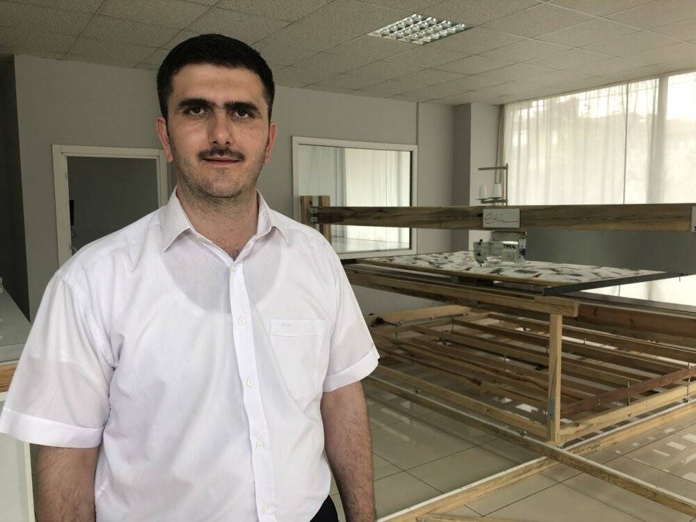 Dikim makinesi fiyatı yüksek olunca ahşaptan kendisi üretti