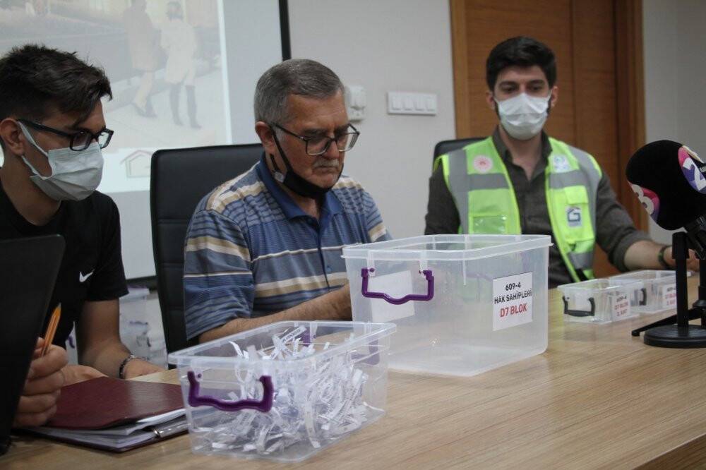 Elazığ'da deprem sonrası yapılan 763 konut için kura çekildi