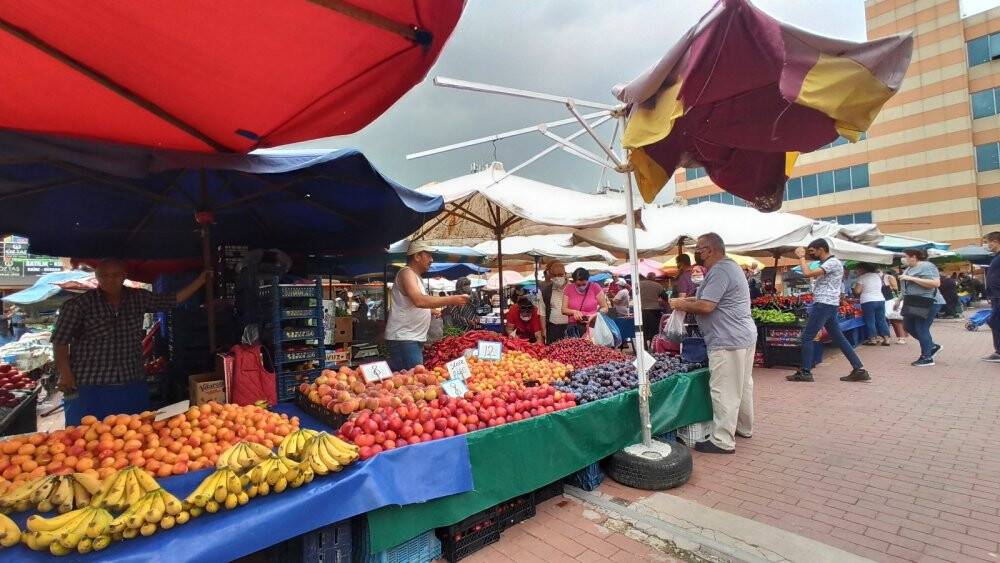 Kuvvetli rüzgar, pazaryerini birbirine kattı