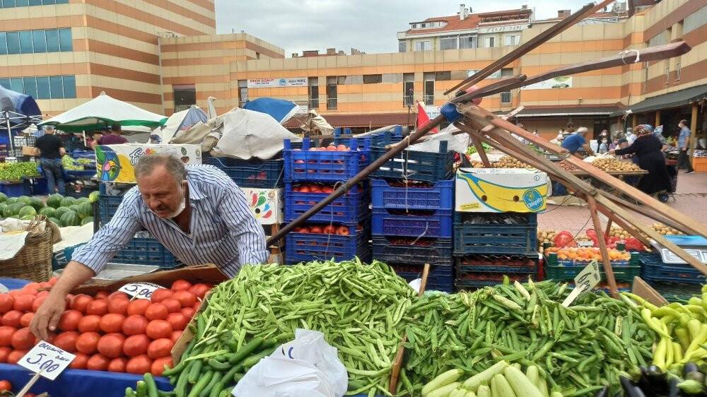 Kuvvetli rüzgar, pazaryerini birbirine kattı