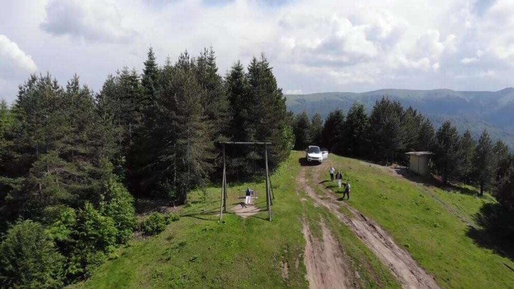 Tepeye kurulan salıncak ilgi odağı oldu