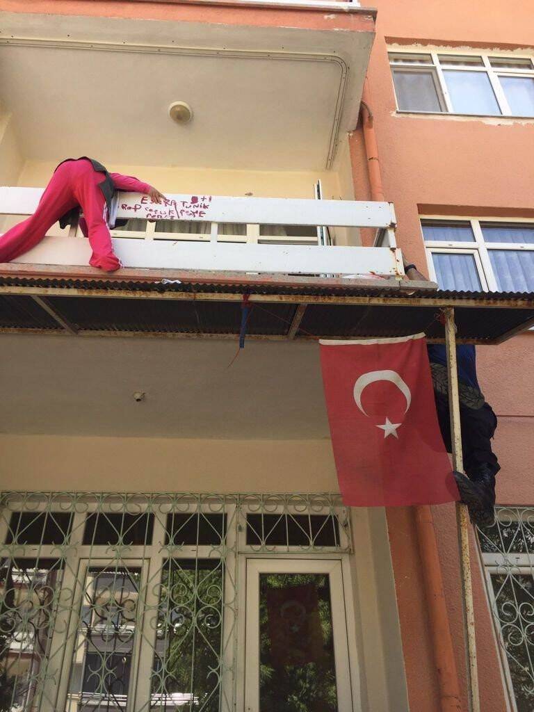 Konya'da balkondan düşmek üzere olan engelli genci polis kurtardı