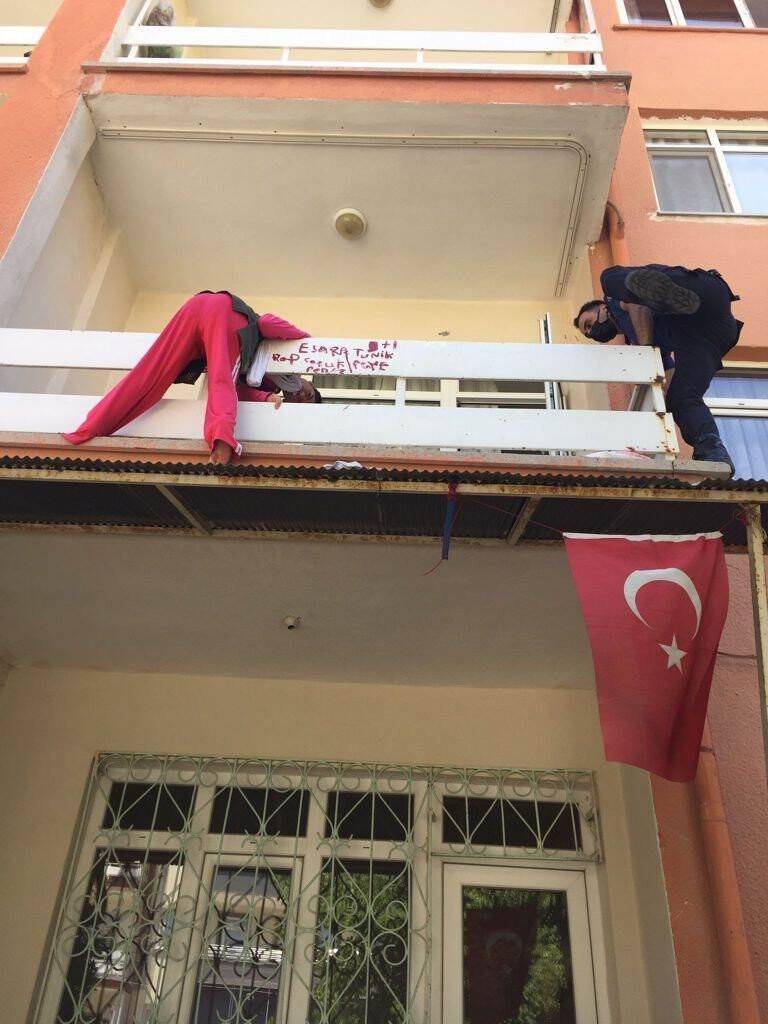 Konya'da balkondan düşmek üzere olan engelli genci polis kurtardı