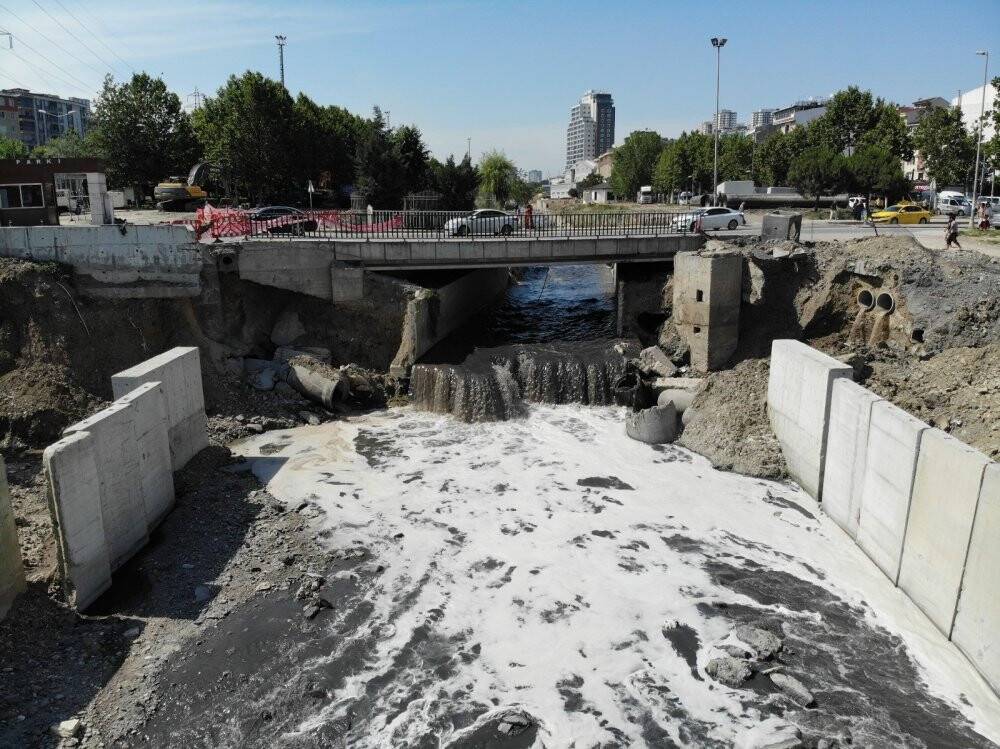 Esenyurt’ta siyah akan dere zehir saçıyor