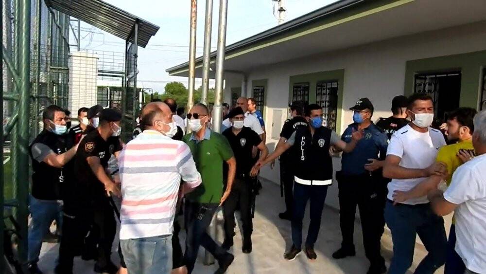 Futbolcuların kavgasında camlar kırıldı, parmaklıklar söküldü