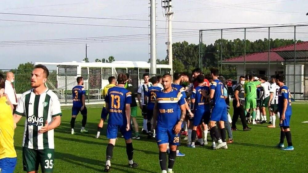 Futbolcuların kavgasında camlar kırıldı, parmaklıklar söküldü
