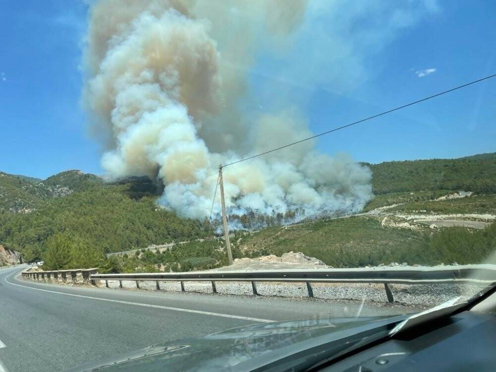 Manavgat-Konya yolu üzerinde orman yangını