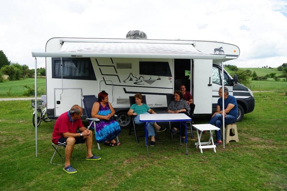 Kısıtlamada torunlarını büyüten çift, yasaklar kalkınca Türkiye turuna çıktı