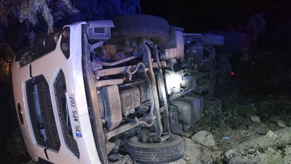 Konya'da kaza! Kontrolden çıkan kamyon devrildi: 1 yaralı