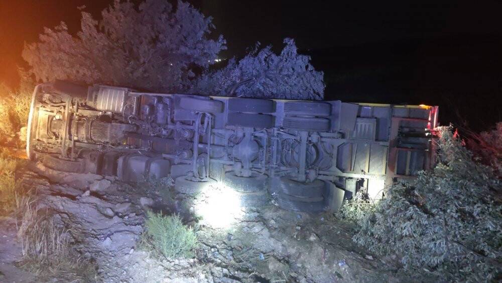 Konya'da kaza! Kontrolden çıkan kamyon devrildi: 1 yaralı