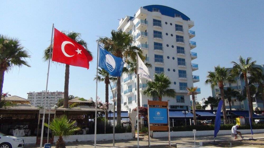 Yasaklar kalktı sıcaklar arttı, tatilciler denize koştu