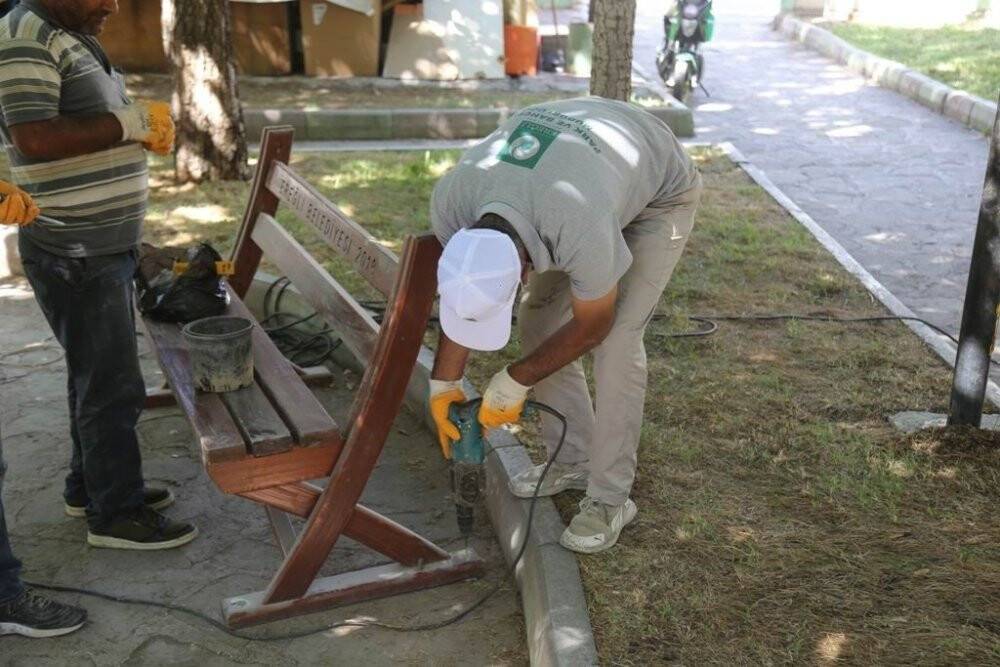 Ereğli’de pandemi nedeniyle kaldırılan banklar yerlerine yerleştiriliyor