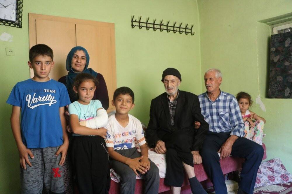 Covid-19’a yakalanmayan 110 yaşındaki Mahmut dede, günde 2 litre kola içiyor