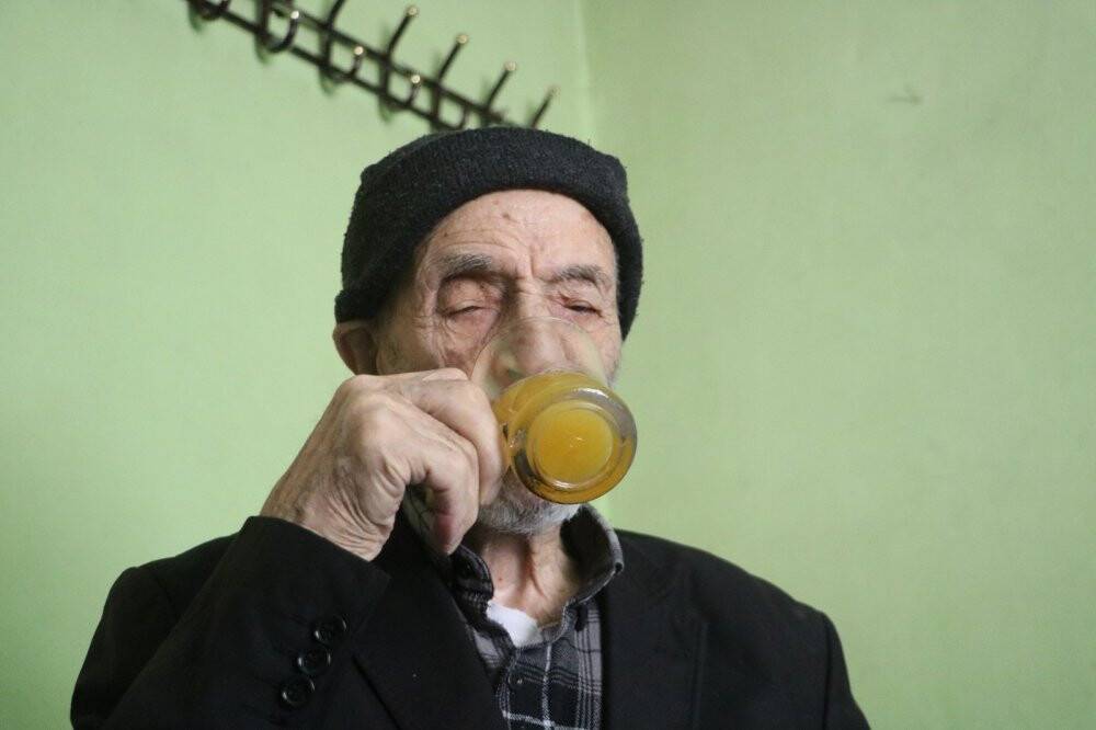 Covid-19’a yakalanmayan 110 yaşındaki Mahmut dede, günde 2 litre kola içiyor