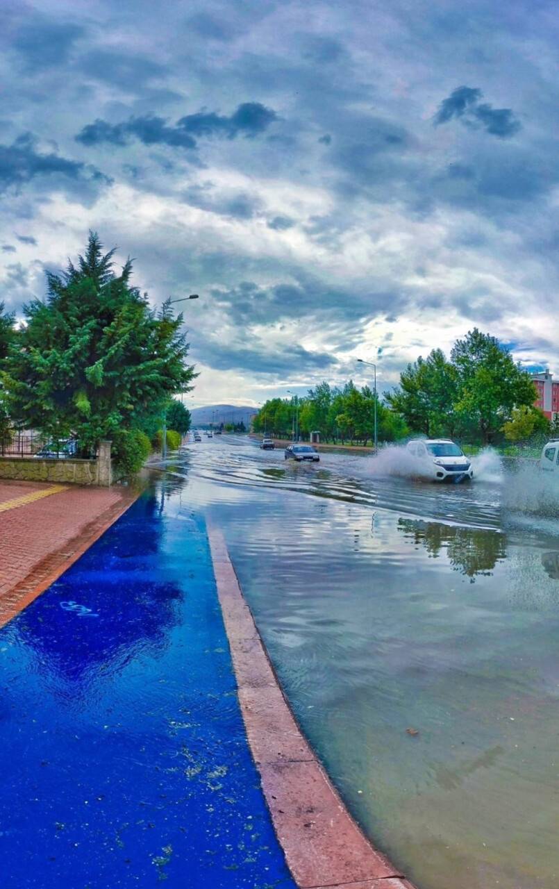 Konya’da etkili olan yağmur hayatı olumsuz etkiledi