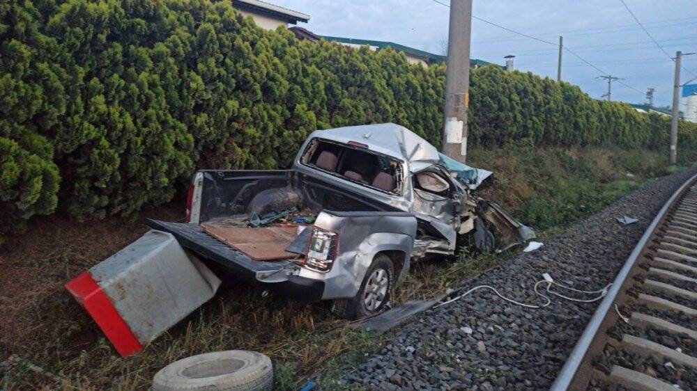 Yük treni ile kamyonet çarpıştı: 1 ölü