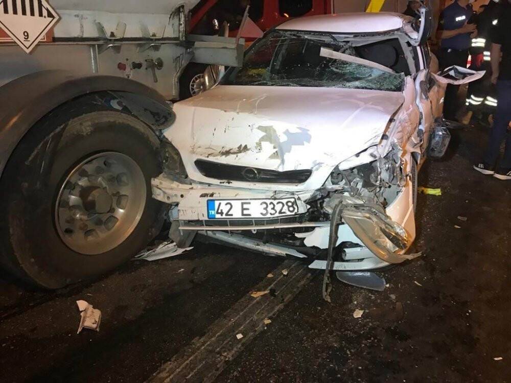Konya’da 3 tıra çarpan otomobilin sürücüsü yaralandı