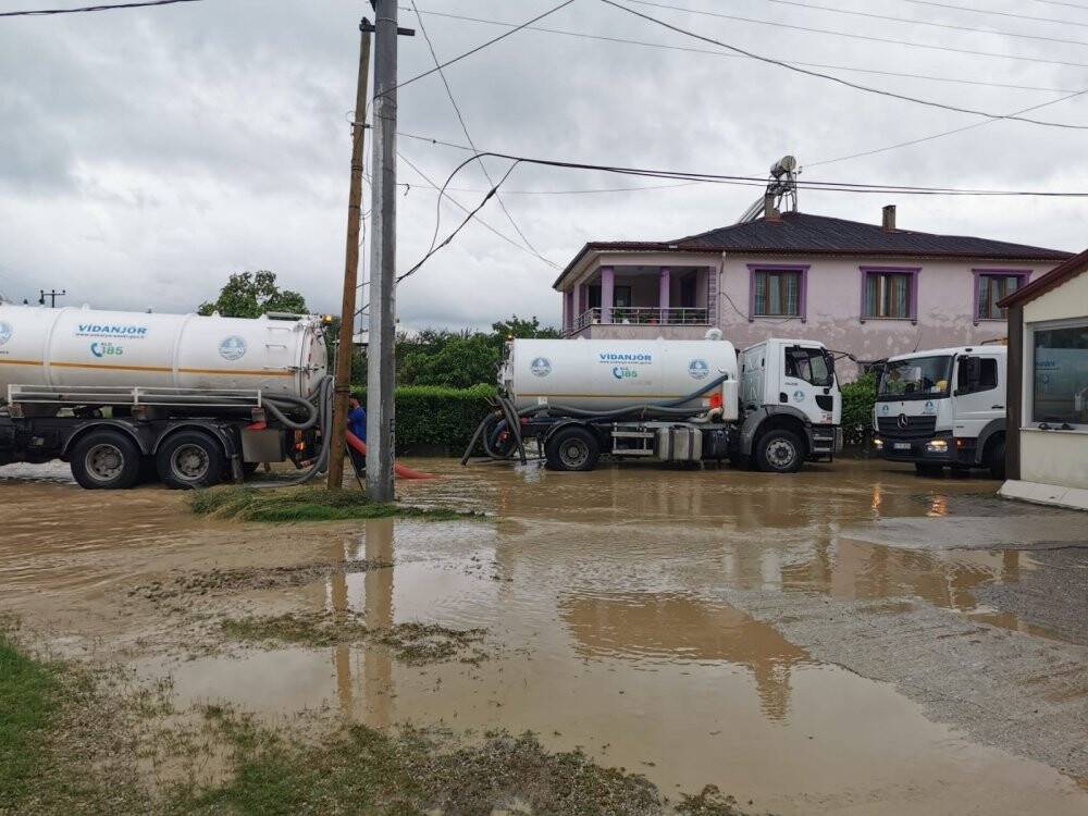Selde mahsur kalan vatandaşlar botlarla kurtarıldı
