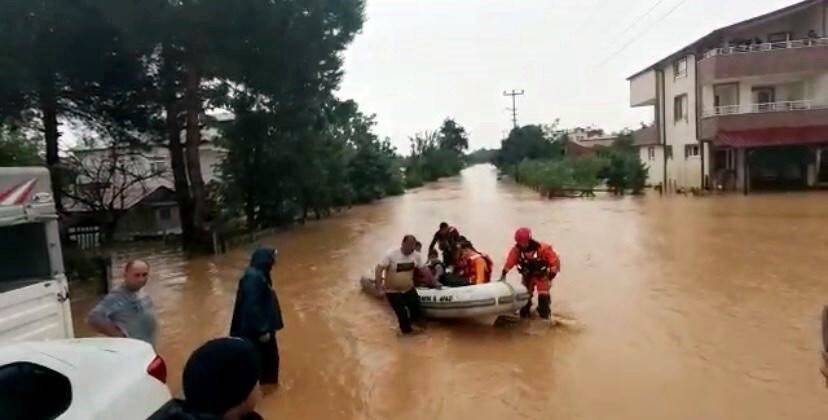 Selde mahsur kalan vatandaşlar botlarla kurtarıldı