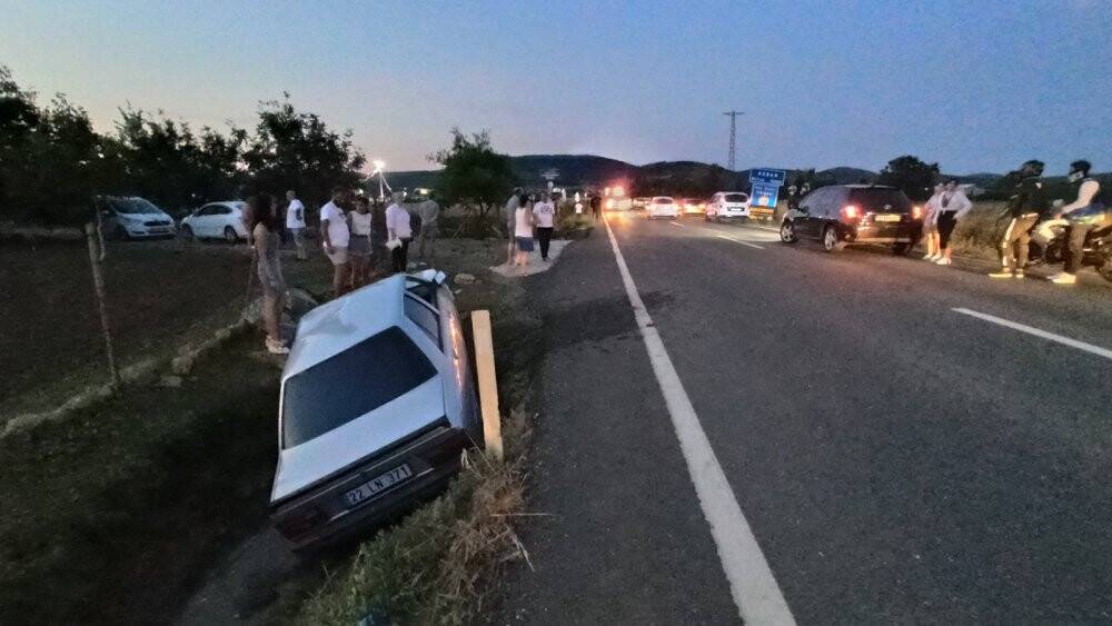 Su kanalına uçan otomobilin sürücüsünü itfaiye ekipleri kurtardı