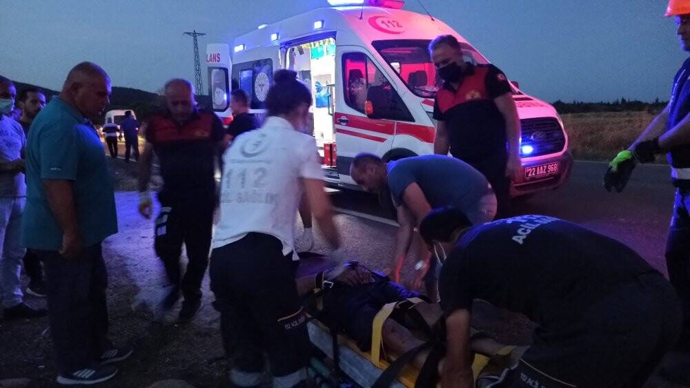 Su kanalına uçan otomobilin sürücüsünü itfaiye ekipleri kurtardı