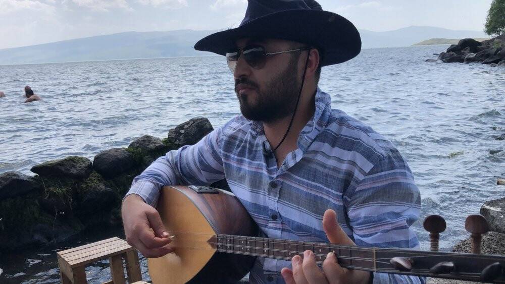 Çıldır Gölü’nde sazlı sözlü serinlediler