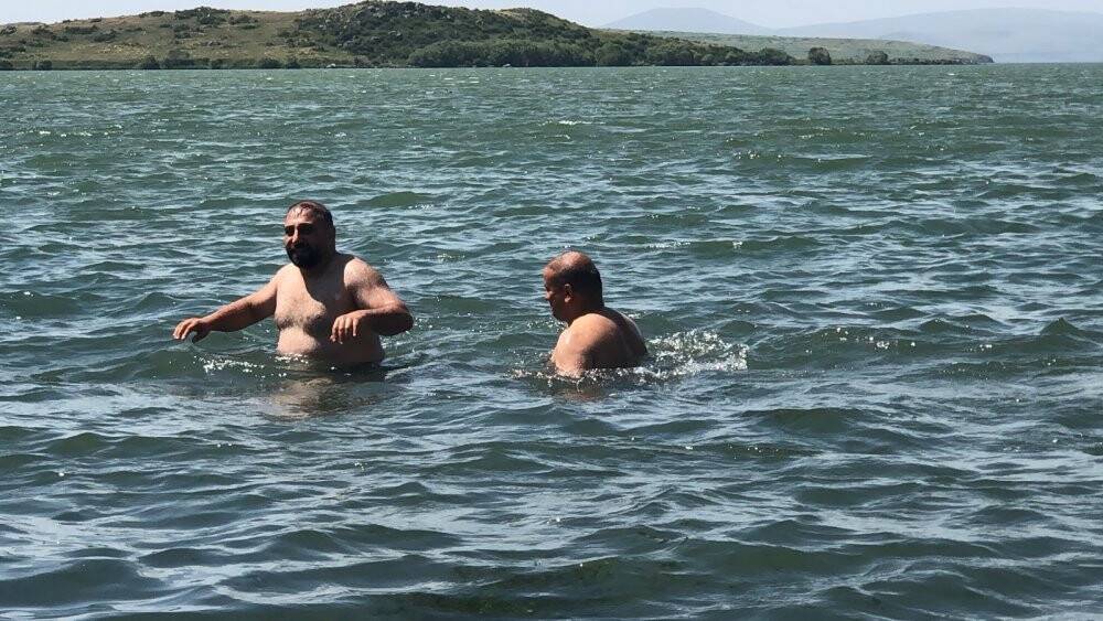 Çıldır Gölü’nde sazlı sözlü serinlediler
