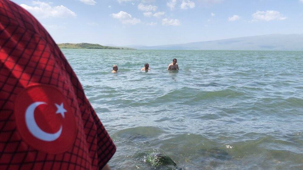 Çıldır Gölü’nde sazlı sözlü serinlediler