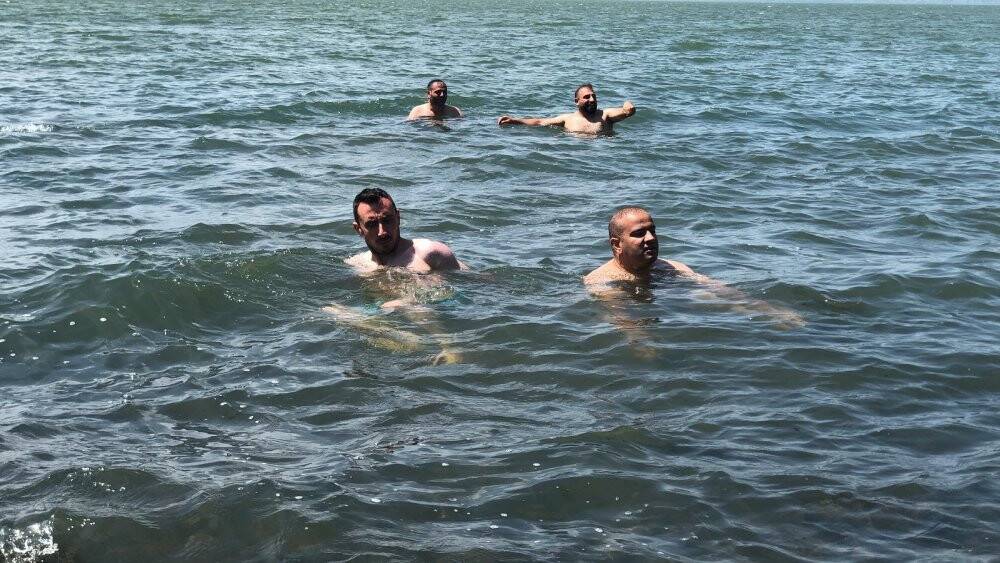 Çıldır Gölü’nde sazlı sözlü serinlediler