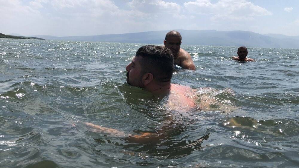 Çıldır Gölü’nde sazlı sözlü serinlediler
