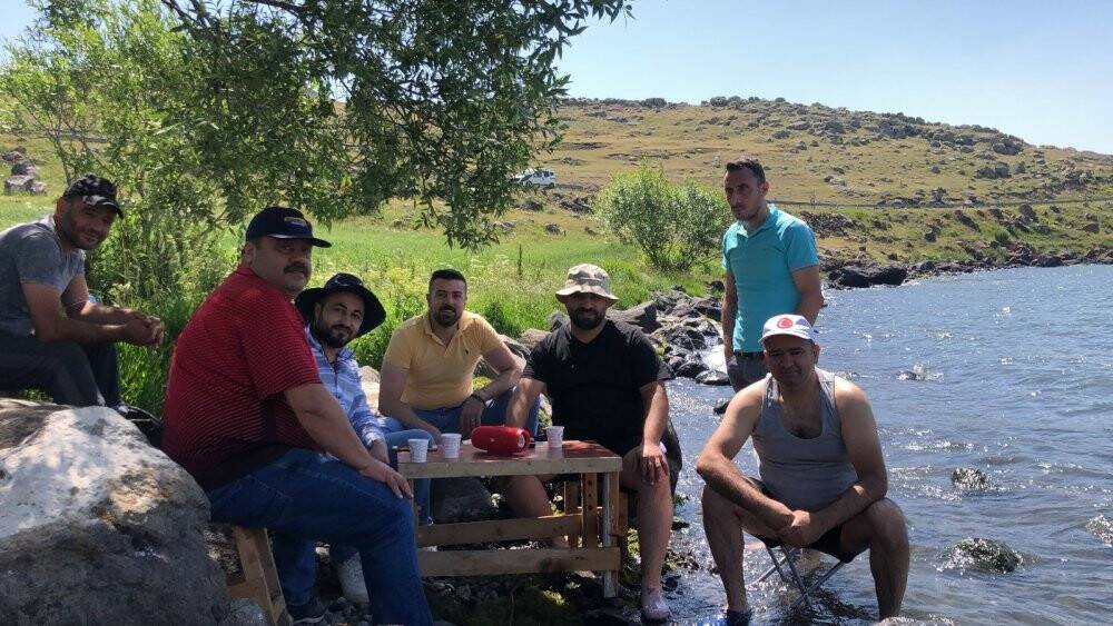 Çıldır Gölü’nde sazlı sözlü serinlediler