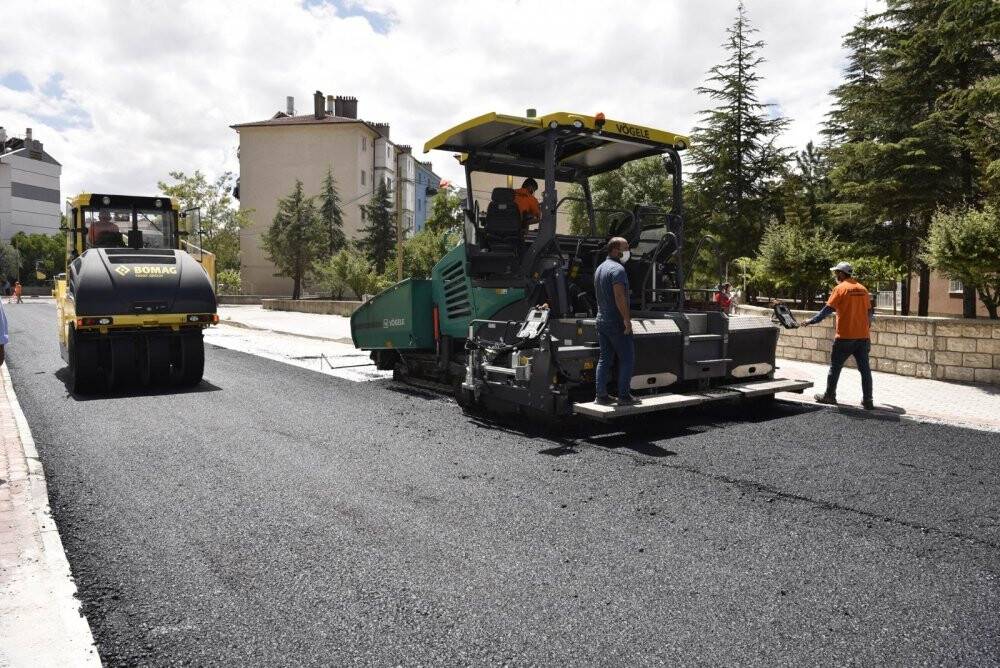 Selçuklu Belediyesi asfalt ve bordür çalışmalarını sürdürüyor