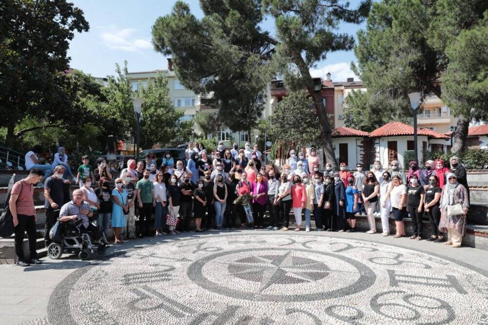 Kadınların el emeği ürünleri ağaçlarda sergilendi