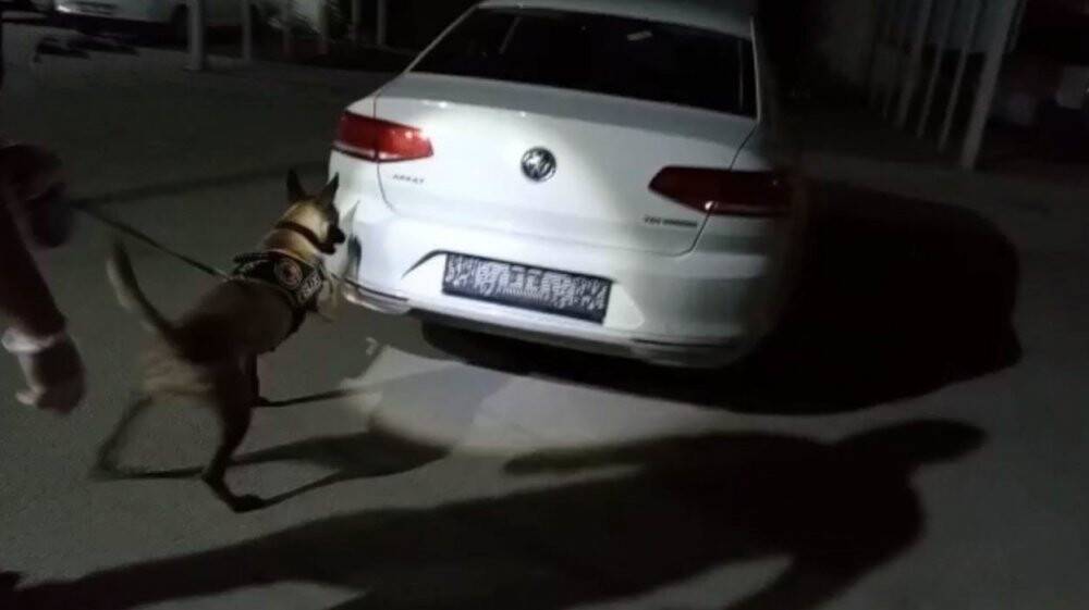 Otomobilin gizli bölmesinde torba torba uyuşturucu ele geçirildi