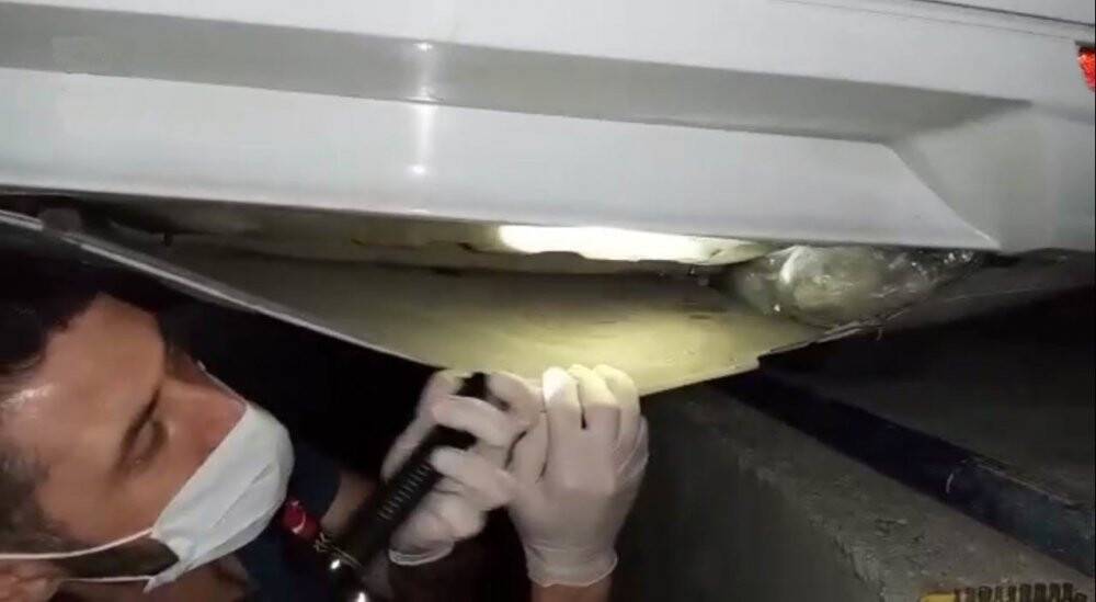 Otomobilin gizli bölmesinde torba torba uyuşturucu ele geçirildi
