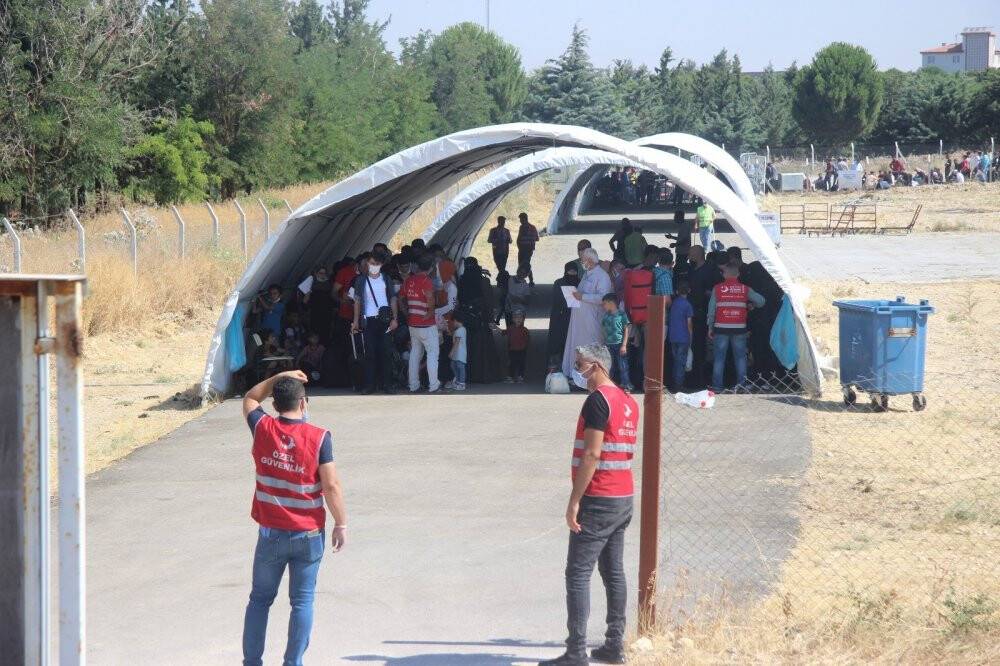 Suriyeliler bayram için akın akın ülkelerine gidiyor