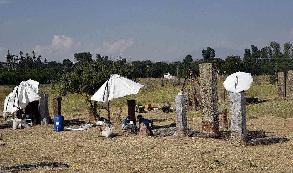 Selçuklu Meydan Mezarlığında İlhanlı dönemine ait kemerli yeni mezar taşı tespit edildi