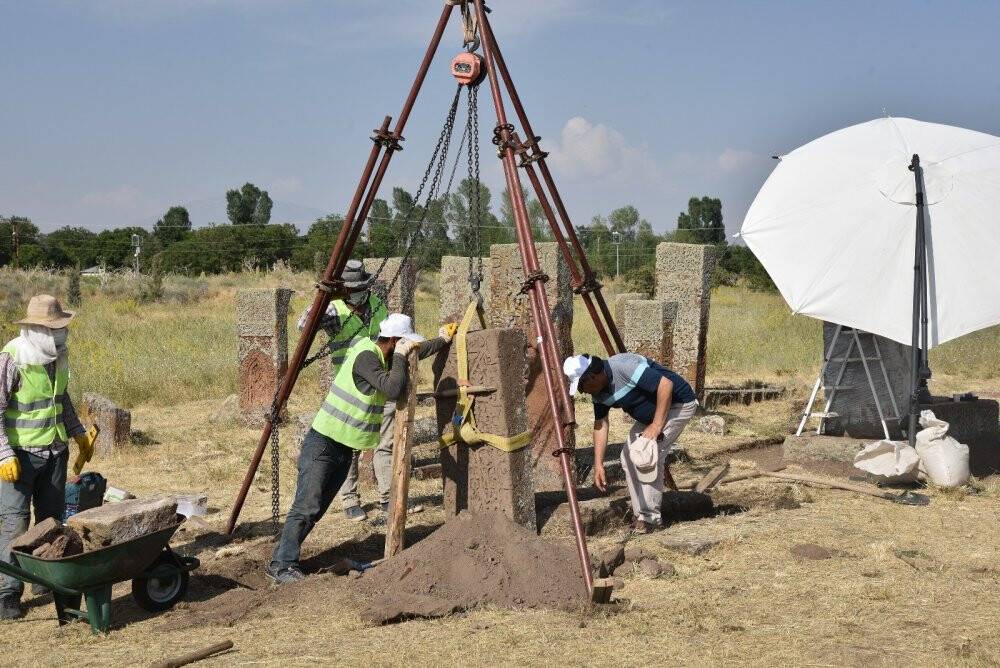 Selçuklu Meydan Mezarlığında İlhanlı dönemine ait kemerli yeni mezar taşı tespit edildi