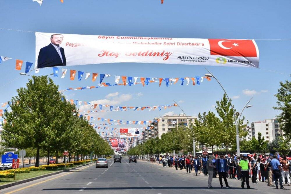 Cumhurbaşkanı Erdoğan’a Bağlar’da coşkulu karşılama