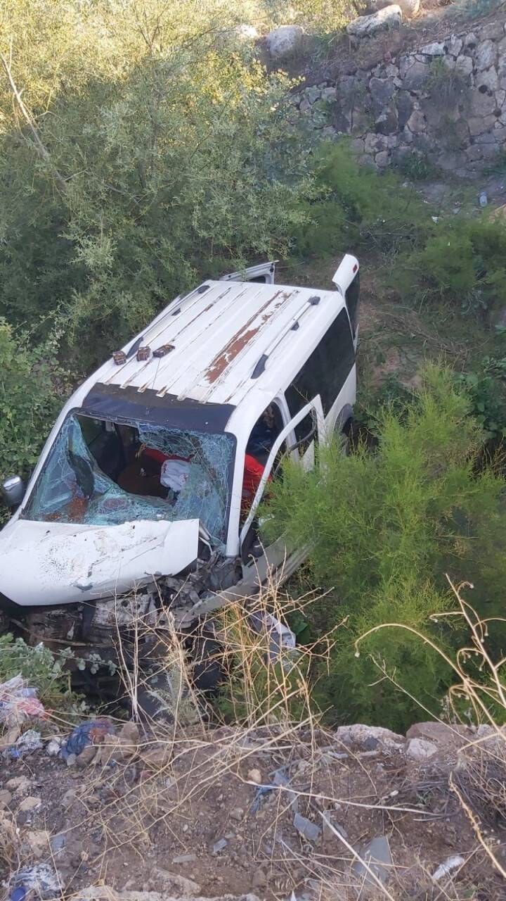 Eğirdir’de araç kanala uçtu: 2 ölü, 6 yaralı