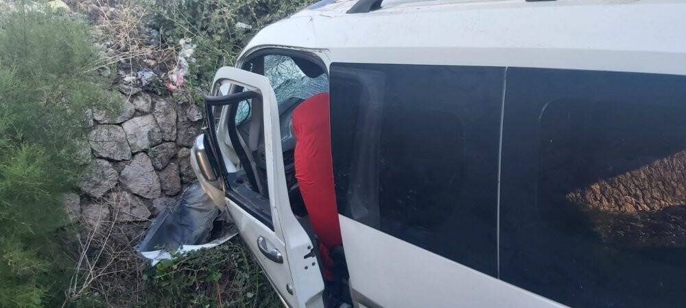 Eğirdir’de araç kanala uçtu: 2 ölü, 6 yaralı