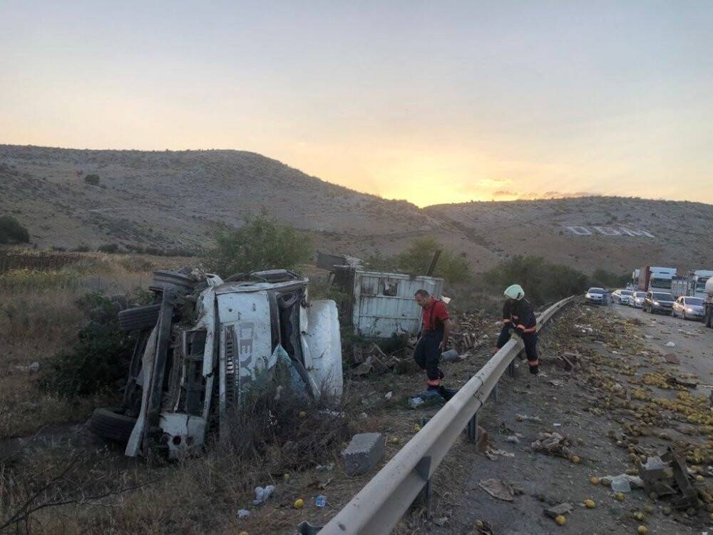Kamyon devrildi, limonlar yola dağıldı