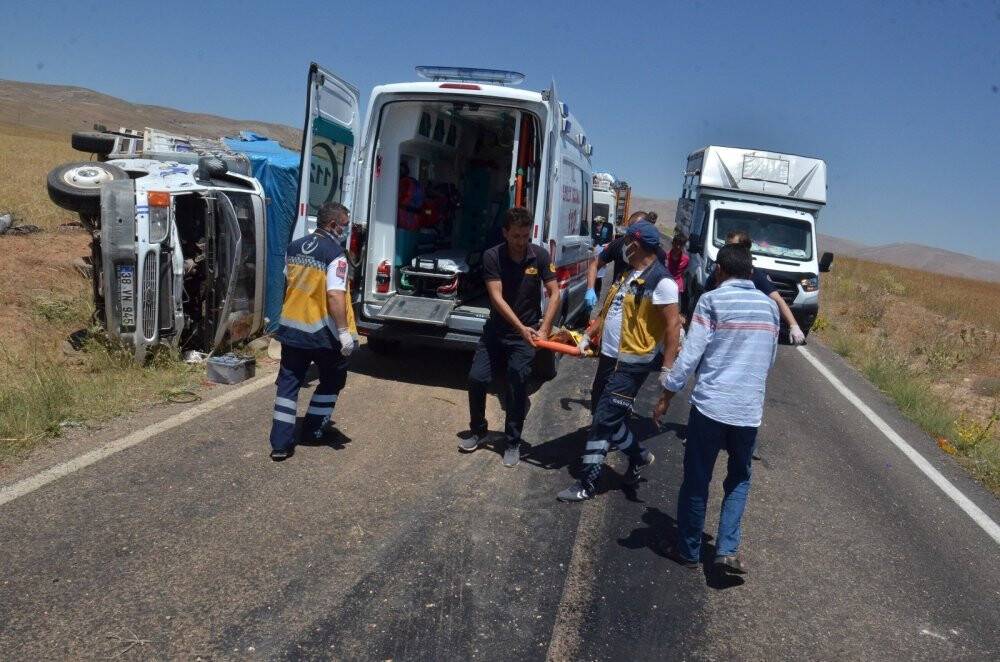 Tarım işçilerini taşıyan kamyonet şarampole devrildi: 8 yaralı
