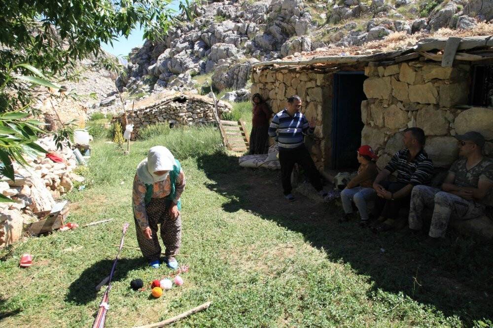 Antalya’da Yörükler kolan dokuma ve kirmen eğirme kültürünü yaşatıyor