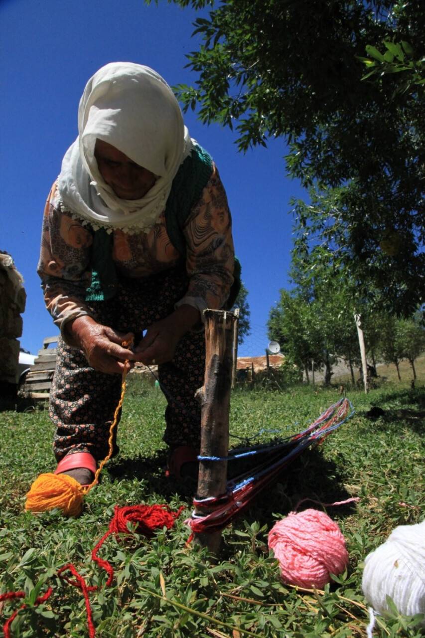 Antalya’da Yörükler kolan dokuma ve kirmen eğirme kültürünü yaşatıyor