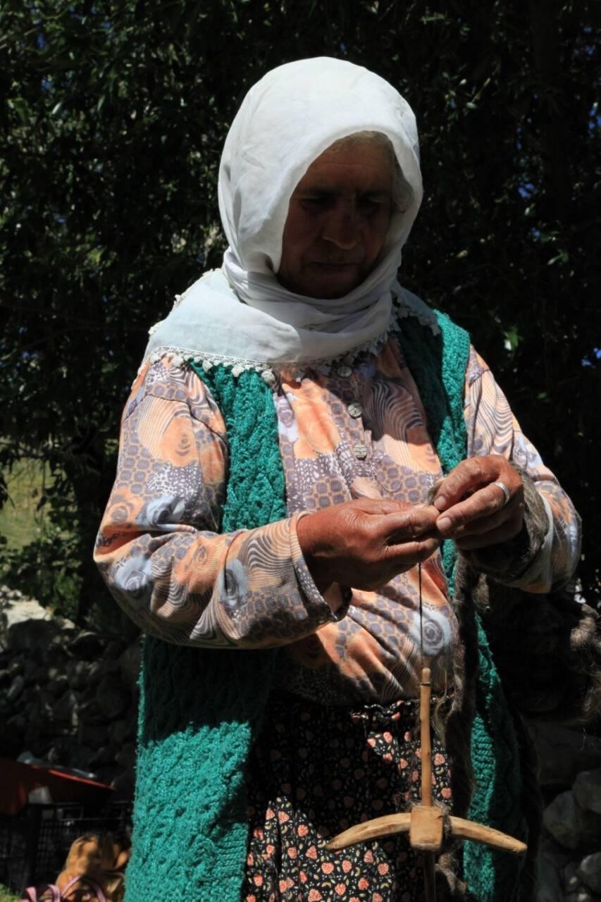 Antalya’da Yörükler kolan dokuma ve kirmen eğirme kültürünü yaşatıyor