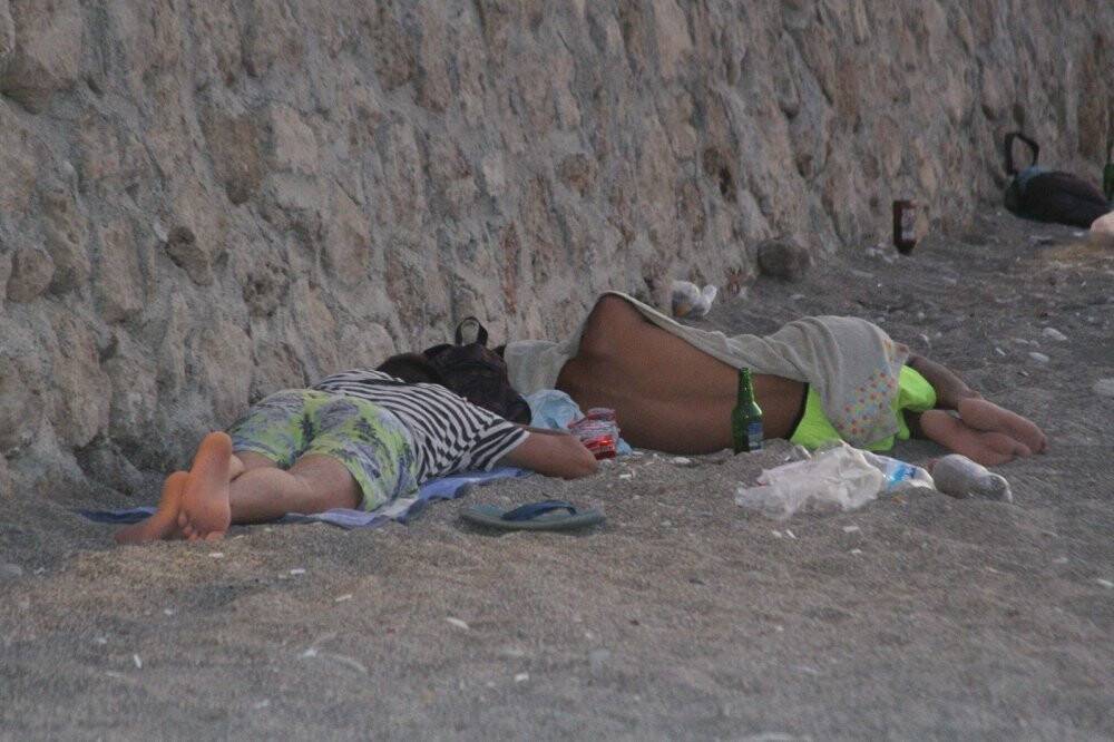 Aşırı sıcakların etkisindeki Antalya’da sahiller açık hava oteline döndü