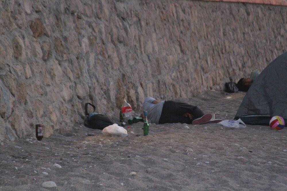 Aşırı sıcakların etkisindeki Antalya’da sahiller açık hava oteline döndü